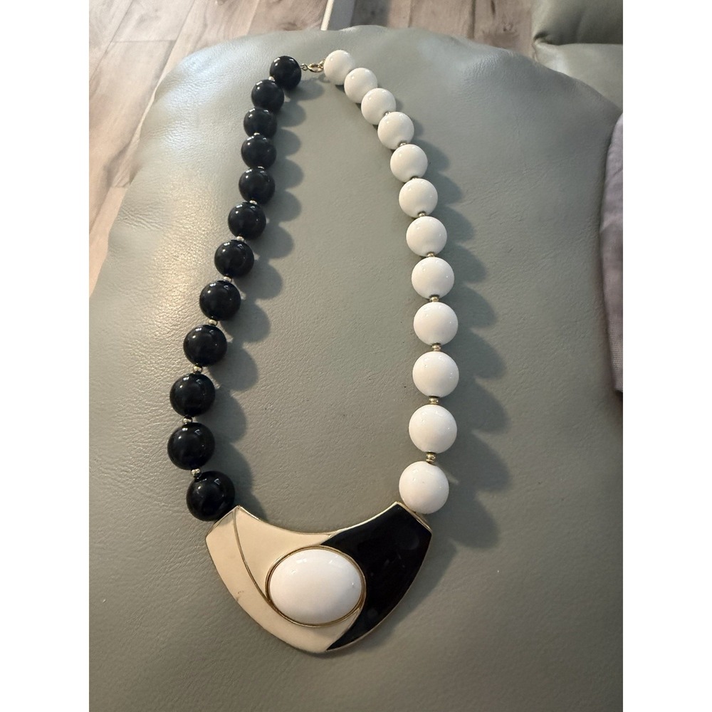Necklace 16" Black/White Glass Beads Stunning Centre TRIFARI Vintage